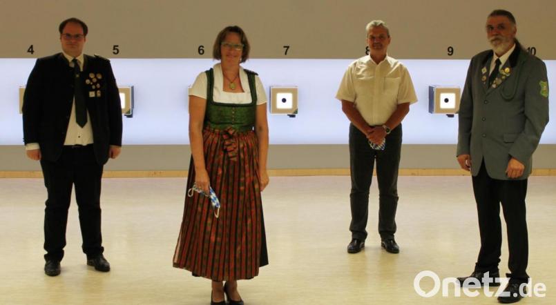 Gauschützenmeister Stefan Brandmiller (links) und der noch amtierende Schützenmeister Peter Meier (rechts) haben zusammen mit Bürgermeister Andreas Wutzlhofer (Zweiter von rechts) Renate Kellner für 25 Jahre Mitgliedschaft bei den St.-Thomas-Schützen und beim Bayerischen Sportschützenbund gewürdigt. Kurz danach wurde sie zur Schützenmeisterin gewählt. Bild: dob