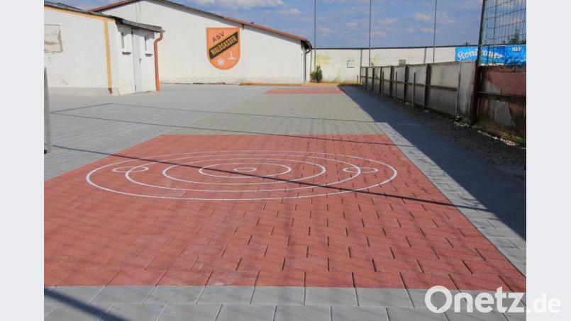 Ein Schmuckstück ist die neue Asphaltstockbahn beim ASV-Sportheim geworden. Mit 55 Prozent an den Kosten beteiligte sich der Bayerische Landessportverband. Bild: kro