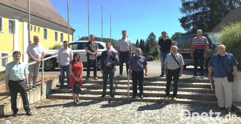 Gründungsmitglieder der BAVA-NOPF GmbH sind (von links): Martin Lang, Günter Stich, Markus Sporrer, Katrin Roider, Klaus Schuster, Notar Marcel Wollmann, Stefan Korb, Boris Damzog, Wolfgang Haberberger, Peter Lehr, Helmuth Wächter und Reinhard Gayer. Bild: mef