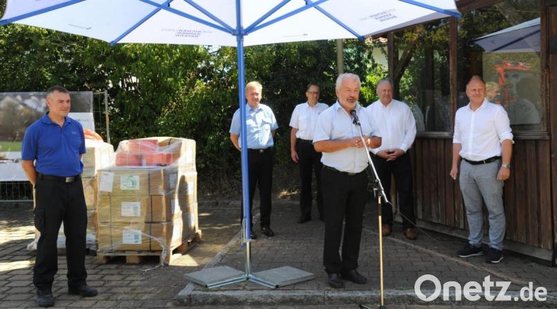 Kreisbrandrat Fredi Weiß (am Mikrofon) hieß die Feuerwehrführungskräfte in Schnaittenbach willkommen. Dahinter (von links) Versicherungskammerrepräsentant Florian Ramsl, Wolfgang Scheuerer (Kreisbrandrat des Landkreises Regenburg und stellvertretender Vorsitzender des Bezirksfeuerwehrverbands Oberpfalz), Hannes Eitzenberger (Vorsitzender des Landesfeuerwehrverbands Bayern), Landrat Richard Reisinger und Erster Bürgermeister Marcus Eichenmüller. Bild: gf