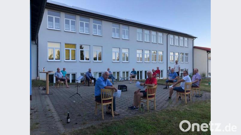 Die Corona-Pandemie schränkt auch die Gesangsvereine bei ihren Proben ein. Der MGV Neusorg veranstaltete eine erste unkonventionelle Singstunde auf dem Freigelände hinter der Rektor-Haindl-Aula. Bild: öt