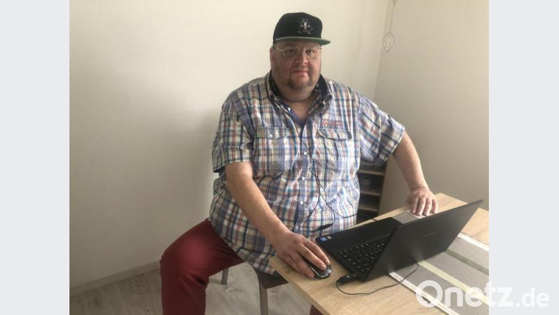 Armin Eckert an seinem "Mischpult". Nur mit Laptop und Mikrofon macht er Radio. Bild: privat/exb
