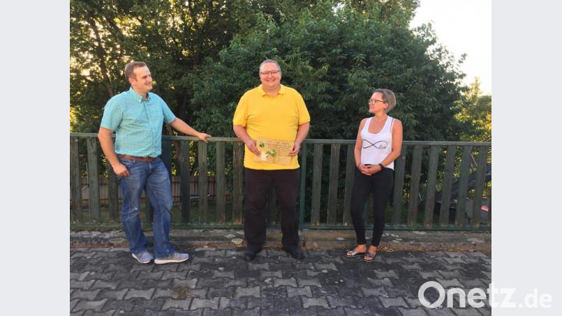 Ortsvorsitzende Nicole Prasow (links) und Stellvertreter Michael Bayerschmidt überreichen dem scheidenden Vorsitzenden einen Gutschein. Bild: stn