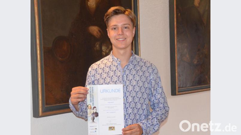 Gregor Michl ist 1. Landessieger in der Königsdisziplin &quot;Gymnasium, Klassen 10 bis 12&quot; beim Wettbewerb &quot;Der Geschichte ein Gesicht geben&quot;. Bild: Kunz
