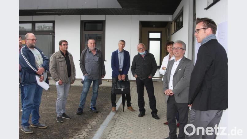 Die Einladung zum Ortstermin nutzten unter anderem auch die Markträte (im Bild von links) Wolfgang Stock, Michael Klarner, Alfred Klarner, Markus Schäffler, Franz Dürrschmidt und Elsa Bächer, um sich von Uwe Reil und Bürgermeister Toni Dutz über den Stand der Planungen informieren zu lassen. Bild: wro