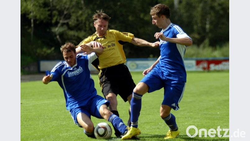 Günther Rosenberger (Mitte) in Aktion: Der langjährige Leistungsträger der TSG Weiherhammer übernimmt das Traineramt und soll die Mannschaft vor dem Abstieg aus der Kreisklasse Ost bewahren. Archivbild: A. Schwarzmeier