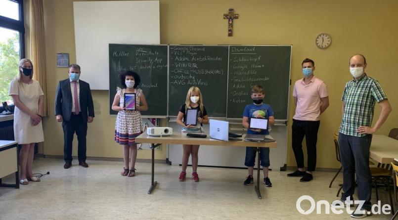 Schulleiterin Annette Spreitzer (von links), Bürgermeister Karlheinz Budnik, die Schüleri Rabianur Atmamaca, Julietta Barbyer, Ben Nows sowie Lehramtsanwärter Dominik Plößner (Systembetreuer) und Systembetreuer Tobias Stich freuen sich über die neue Ausrüstung. Bild: exb