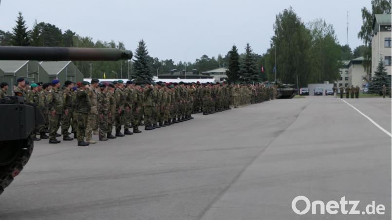 Die Abordnungen der Soldaten aus Deutschland, Litauen, Frankreich, den Niederlanden, Norwegen, Tschechien, Belgien, Island und Luxemburg sind zum Kommandowechsel in Rukla angetreten. Bild: Joachim Horstmann