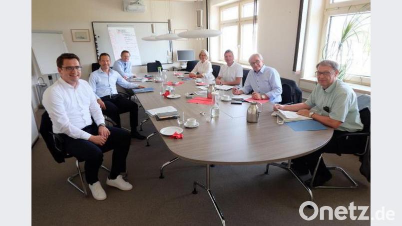 Die Nordoberpfälzer Abgeordneten (von links) Christian Doleschal, Albert Rupprecht und Tobias Reiß sprechen mit dem Geschäftsführer der Bundesagentur für Arbeit in Weiden, Thomas Würdinger (vorne, rechts) über den Arbeitsmarkt. Bild: exb