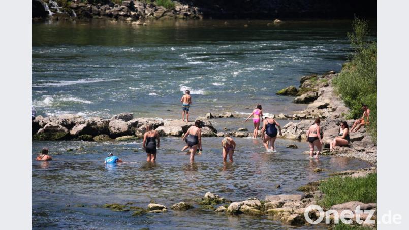 Ausflügler suchen Abkühlung im seichten Wasser des Lechs. Symbolbild: Karl-Josef Hildenbrand/dpa