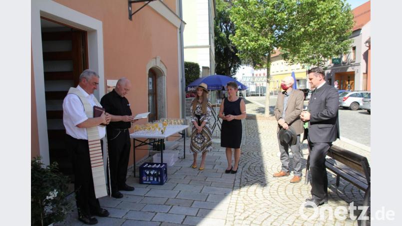 Friseurmeisterin Marie-Kristin Meier (Dritte von links) eröffnete ihr Geschäft am Marktplatz. Der jungen Unternehmerin wünschten (von rechts) Landrat Thomas Ebeling, Dritter Bürgermeister Günter Gilch, Mutter Sonja und die Geistlichen Norbert Schlinke und Alfons Kaufmann viel Erfolg. Bild: frd