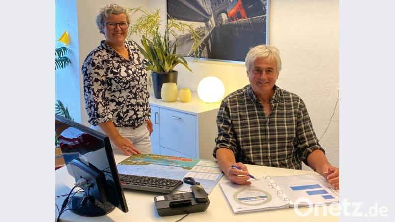 Bernhard Haas und Ingrid Langer beraten die Anzeigenkunden. Auch Tickets für Veranstaltungen können in der neuen Annahmestelle erworben werden Bild: Völkl