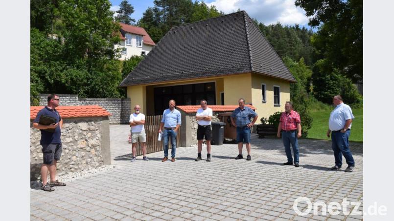 Die historische Friedhofsmauer in Hohenburg ist einstmals aus Feldsteinen und Findlingen errichtet worden. Dies verursacht bei der Sicherung einen hohen Kostenaufwand. 177 000 Euro hat die Maßnahme letztendlich gekostet, informiert Bürgermeister Florian Junkes die Mitgliedern des Bau- und Umweltausschusses. Bild: bö