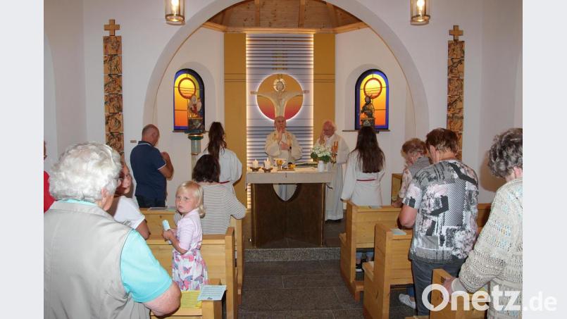Die Bewohner der Ortschaft Gebhardsreuth und weitere Besucher feierten mit Pfarrer Josef Most und Pater Berthold aus Österreich das Patrozinium der Dorfkapelle. Bild: gi
