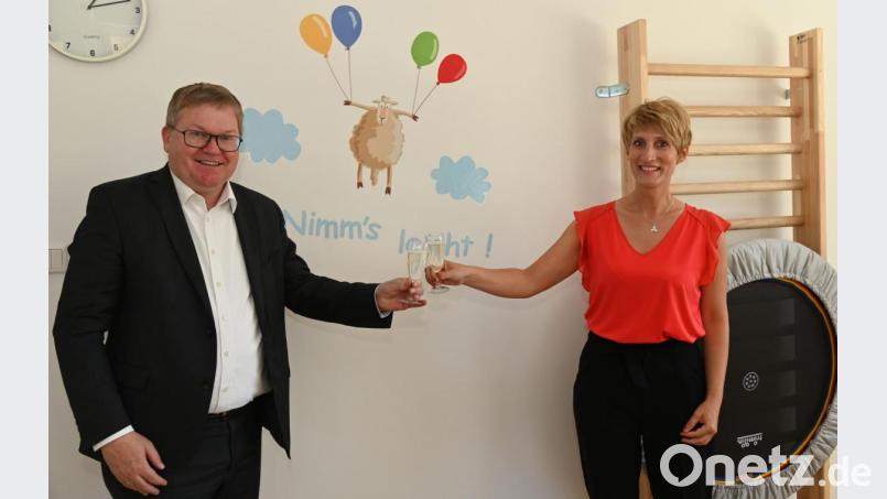 Auf den notwendigen Abstand achtete Oberbürgermeister Michael Cerny, als er mit Anja-Victoria Kleindienst auf ihre neue Praxis in der Gutenbergstraße anstieß. Bild: gf