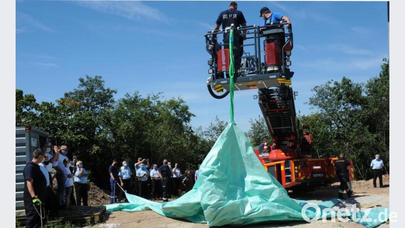 Die reißfeste Gewebeplane lässt sich mit einem Kran oder einer Drehleiter schnell über das beschädigte Haus stülpen. Bild: gf