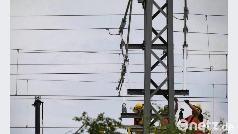 Techniker arbeiten an der Bahnstrecke München-Lindau an den neuen Stromleitungen. Zweieinhalb Jahre hat die Deutsche Bahn an der Elektrifizierung der 155 Kilometer langen Strecke gebaut, nun steht das Projekt vor seiner Fertigstellung. In unserem Raum läuft die Planung. Bild: Karl-Josef Hildenbrand/dpa