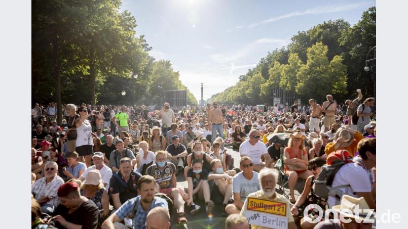 Teilnehmer einer Kundgebung gegen die Corona-Beschränkungen halten sich dicht gedrängt auf der Straße des 17. Juni in Berlin auf. Bild: Christoph Soeder/dpa