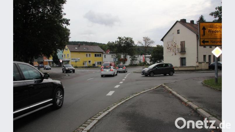 Für die Kreuzung am früheren AOK-Gebäude (rechts) in Oberviechtach ist schon seit Jahren der Umbau zu einem Kreisverkehr im Gespräch. Doch mit der Umsetzung ist es nicht so leicht getan. Bild: frd