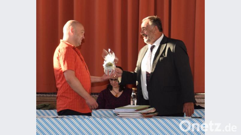 Mit einem Bierkrug begrüßt Bürgermeister Josef Beimler (rechts) den neuen Landarzt Doktor Sebastian Hoppe (links). Bild: fla