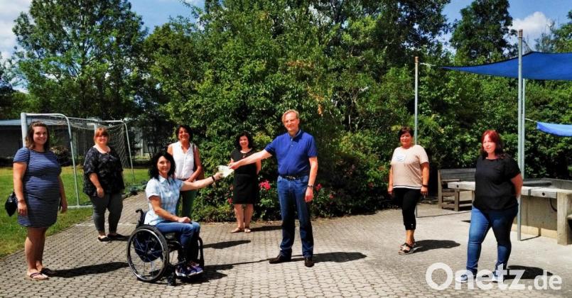 Das Näherinnen-Team um Doris Scharnagl-Lindinger (vorne, Zweite von links) übergab an Lebenshilfe-Geschäftsführer Berthold Kellner eine Spende in Höhe von 500 Euro für den Kauf eines neuen Sonnensegels. Das Geld stammt aus dem Erlös, der durch das Verteilen von Mund-Nase-Masken geflossen ist. Insgesamt haben die Näherinnen schon fast 9000 Masken angefertigt und unter die Leute gebracht. Bild: jr