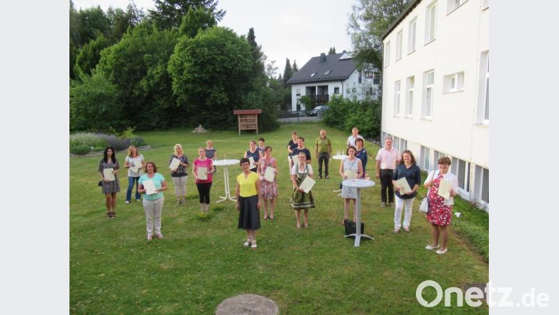 Doris Eckl (vorne, Mitte) und das Lehrerteam verabschiedetendie Absolventinnen des einstufigen Semester der Hauswirtschaftsschule. Bild: ubb