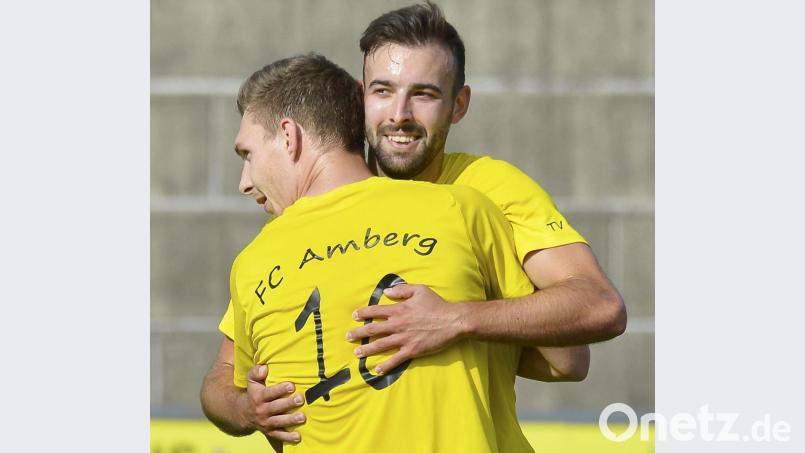 Dennis Kramer (hinten) und Martin Popp bejubeln einen Treffer für den FC Amberg. Mit zusammen 37 Treffern sind die beiden das beste Sturmduo der Fußball-Bezirksliga Nord. Bild: Ziegler