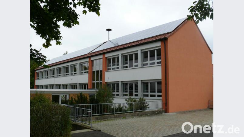 In diesen Schultrakt, dem ehemaligen Altbau der Schule, wird die Grundschule mit ihren vier Klassen und dem Sekretariat in den kommenden Jahren verlegt und abgetrennt werden . Bild: wku