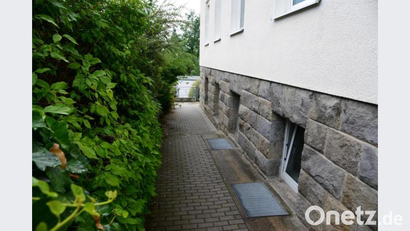 Im Kellerraum (rechts) soll das Ausweichquartier für die Kinderkrippe eingerichtet werden. Ob dann die Hecke (links) zum besseren Lichteinfall beschnitten werden muss, wird sich noch zeigen. Bild: bey