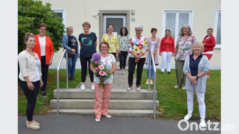 Die ehemalige Krankenschwester Evi Kleber aus Moosbach (vorne, Mitte) erhält von Pflegedienstleiterin Jessica Witt (links) zum Abschied einen Blumenstrauß. Bild: dob
