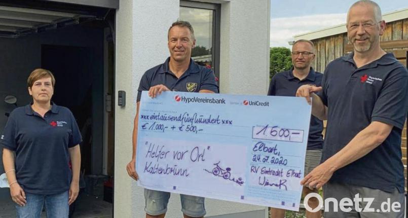 Als Vertreter des Radfahrervereins Eintracht Elbart übergeben die beiden Vorsitzender Christian Wiesneth und Jürgen Götz (Zweiter und Dritter von links) einen Spendenscheck an Sandra Graf (links) und Markus Dreyer (rechts) von den „Helfern vor Ort“ aus Kaltenbrunn. Bild: exb