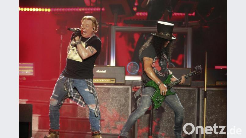 Axl Rose (l) und Slash von der Hard-Rock-Band Guns n’ Roses auf der Bühne. Archivbild: Jack Plunkett/Invision/AP/dpa/Archivbild