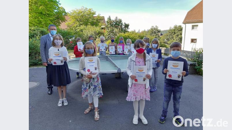 Zur Siegerehrung des „Antolin“-Leseprojektes der Bücherei Friedenfels war auch Bürgermeister Oskar Schuster (hinten links) gekommen. Er zeichnete die Kinder mit Urkunden und Gutscheinen aus und wünschte schöne Ferien. Bild: bsc