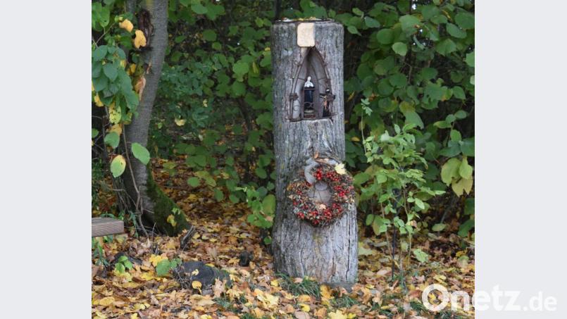 In dem ausgehöhlten Baumstamm einer Pappel stand die Figur der heiligen Rita. Das Marterl hatte seinen Platz auf dem Ritzerberg entlang eines OWV-Wanderwegs. Bild: Lowak