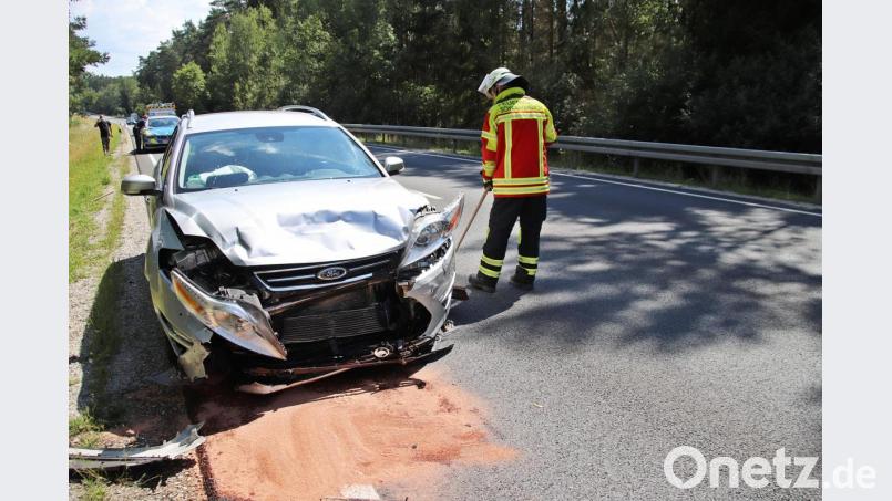 Der Ford der Unfallverursacherin musste abgeschleppt werden Bild: jma