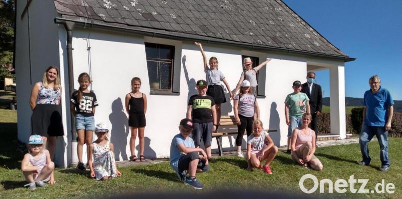 Die Kapelle "Maria Frieden" war der gesuchte Ort der Schnitzeljagd, die Frauenbund und Pfarrgemeinderat zum Ferienprogramm der Gemeinde Bad Neualbenreuth angeboten hatten. Im Bild die Teilnehmer zusammen mit Pfarrer George Parankimalil. Bild: Wolfgang Plonner/exb