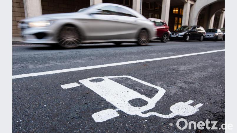 Ein Symbol eines Elektroautos markiert einen Parkplatz neben einer E-Ladesäule. Bild: Julian Stratenschulte/dpa
