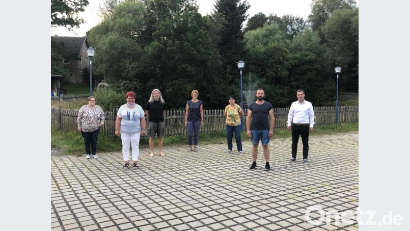 Der neue Vorstand der Dorfgemeinschaft Hermannsreuth (von links): Organisationsleiterin Andrea Philbert, Kassiererin Martina Sticht, Vorsitzender Rudi Philipp, Chronikführerin Melanie Pöllath, Schriftführerin Irene Pöllath und stellvertretender Vorsitzender Michael Philipp mit Bürgermeister Wolfgang Söllner. Bild: soj