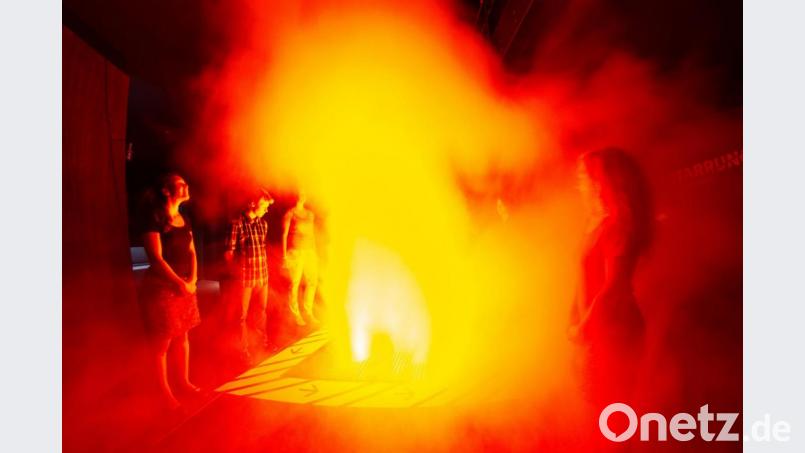 Täuschend echt und ziemlich aufregend: Der Vulkanausbruch im Museum wird untermalt von lauten Geräuschen und flackerndem Licht. Bild: Matthias Hecht/exb