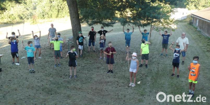 Die Wernberg-Köblitzer Kinder können die Ferien genießen. Zahlreiche Vereine und Organisationen sorgen für ein buntes Programm. Beim Spielabend der Schützen hatten die Jungen und Mädchen viel Spaß. Bild: Thomas Schlosser/exb