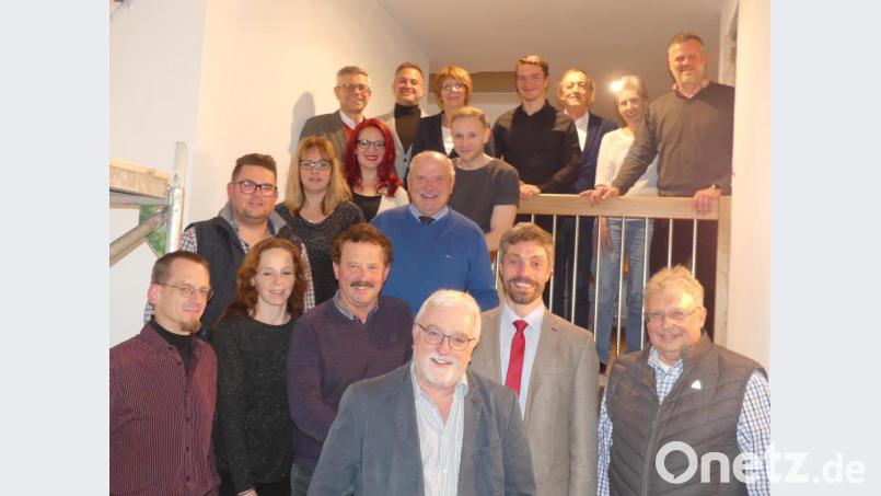Die Eschenbacher SPD-Stadtratskandidaten für die Wahl 2020. Mit im Bild Bürgermeisterkandidat Thomas Ott (2. von rechts) und die Gäste Margit Kirzinger, Franz Schindler und Michael Tiefel (oben) . Archivbild: rn