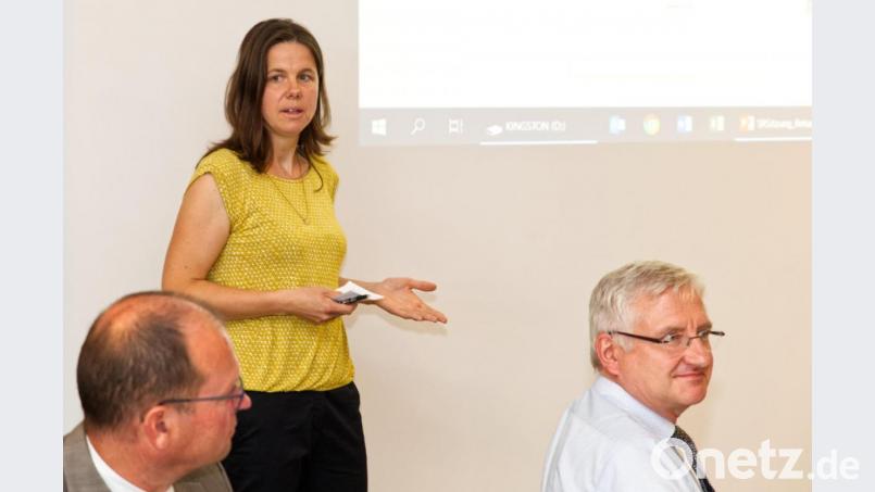 Museumsleiterin Kerstin Pöllath stellte den Stadträten das neue Museum &quot;Flucht und Vertreibung&quot; vor. Mit auf dem Bild (sitzend, von links) Verwaltungsrat Hubert Wojtenek und Bürgermeister Johannes Reger. Bild: njn