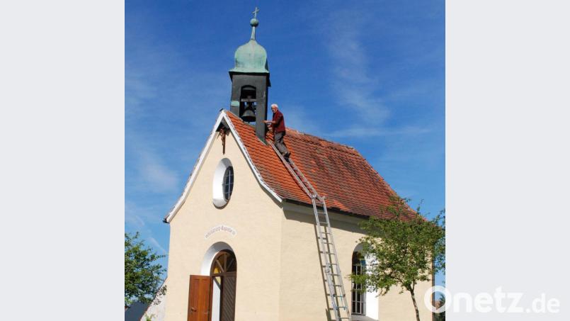Einmal pro Jahr wird die Glocke der Guttenberger St.-Ulrich-Kapelle von einer Fachfirma gewartet. Bild: Vogl, Christa