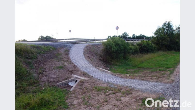 Dank eines Pflasterbelags und einer auslaufenden Bogenvariante lässt sich die steile Böschung der Staatsstraße nun wesentlich leichter überwinden. Bild: fjo