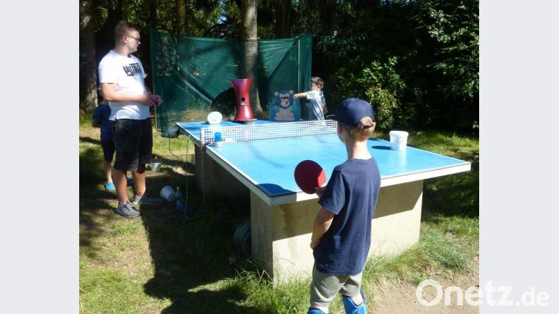 Die Ballwurfmaschine „spuckt“ die Bälle unerbittlich aus. Bild: pw