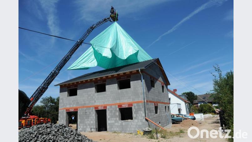 Innerhalb von nur wenigen Minuten kann die Feuerwehr ein solches Notdach über ein Haus ziehen. Die Versicherungskammer Bayern will die Schäden nach einem Unwetter mit Hagel oder Sturm möglichst klein halten und hat nun zwölf solcher reißfesten Planen für die Oberpfalz zur Verfügung gestellt. Bild: gfr