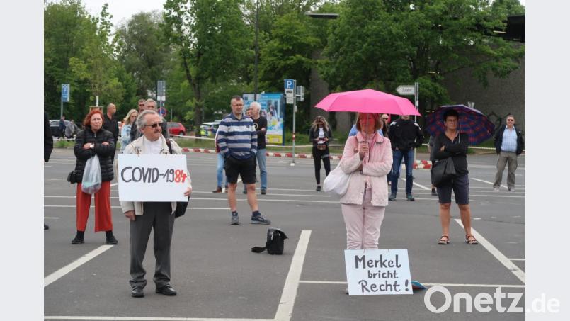 Demos gegen die Corona-Beschränkungen, wie hier in Weiden, gibt es in ganz Ostbayern. Jan Nowak, Experte für Rechtsextremismus, erkennt innerhalb der einzelnen Gruppen verschwörungstheoretische und esoterische Ansätze. Archivbild: Kunz