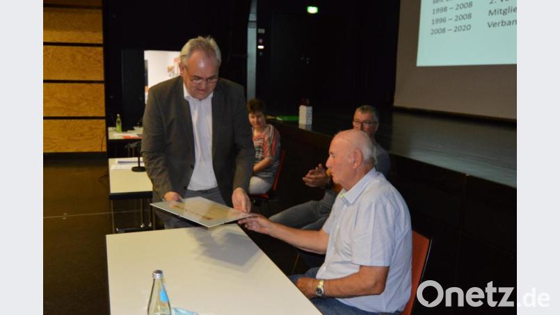 Vorsitzender Josef Hummel (stehend) verabschiedet im Namen des Zweckverbands zur Wasserversorgung Hohenkemnather Gruppe den ehemaligen Vorsitzenden Josef Mörtl und überreicht vihm eine Urkunde. Bild: exb