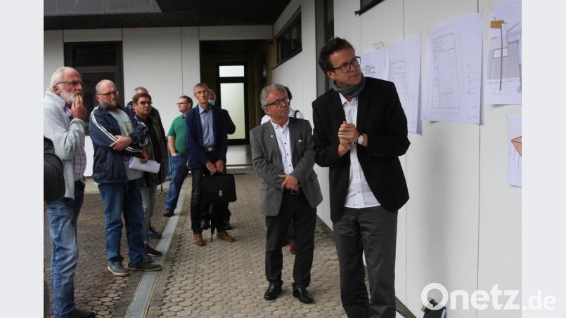 Die aktuellen Pläne stellte Architekt Uwe Reil (rechts) den Markträten und Bürgermeister Toni Dutz (Zweiter von rechts) im Innenhof des Schulsport-Zentrums vor. Bild: wro