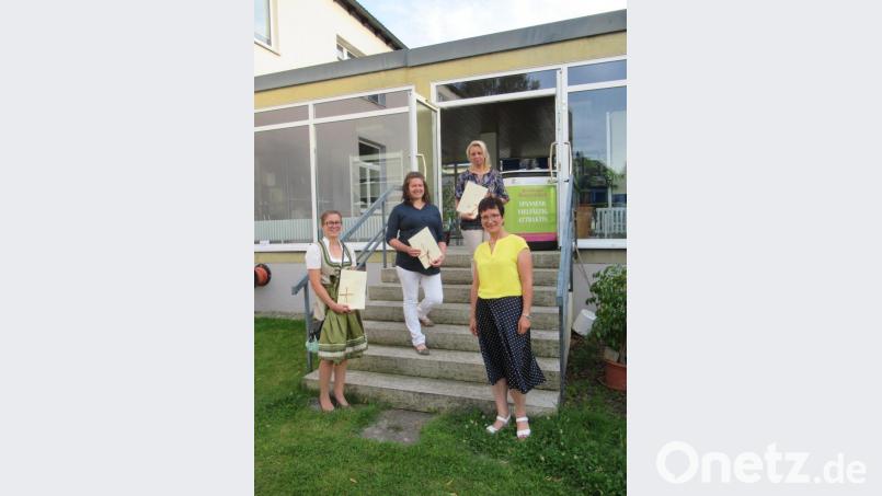 Die drei besten Absolventinnen Verena Thoma, Theresia Brunner und Kerstin Schraml mit Schulleiterin Doris Eckl (von links). Bild: ubb